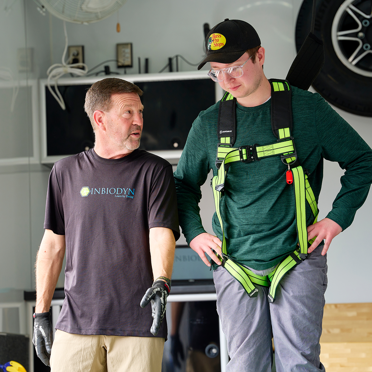 Image of worker getting training from Inbiodyn trainer on Slip Simulator